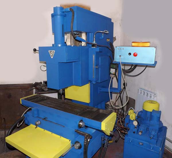 6520Ф3 Загальний вигляд  бесконсольного фрезерного верстата з крестовым столом